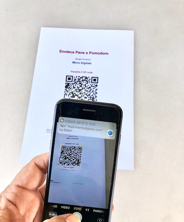 Menù Digitale - Gli smartphone di nuova generazione hanno oramai la funzione di lettura del QR Code integrata nella macchina fotografica, per cui non necessiterà neppure scaricare l'apposita app che in ogni caso si trova gratuitamente nello store di Google. 